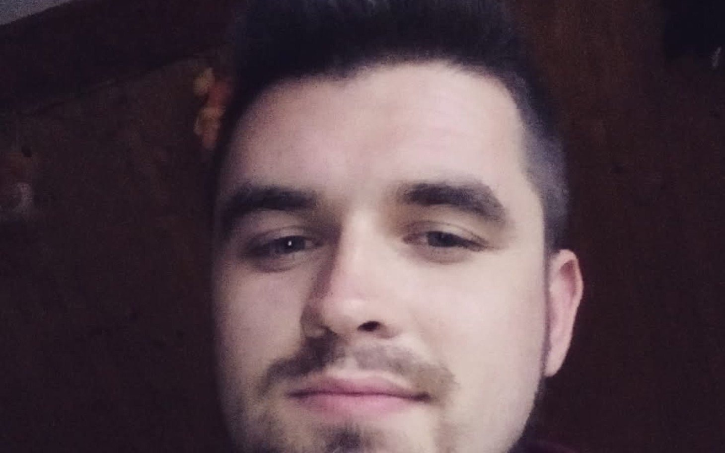 
        Mężczyzna z krótkimi włosami, uśmiechający się do kamery.
    