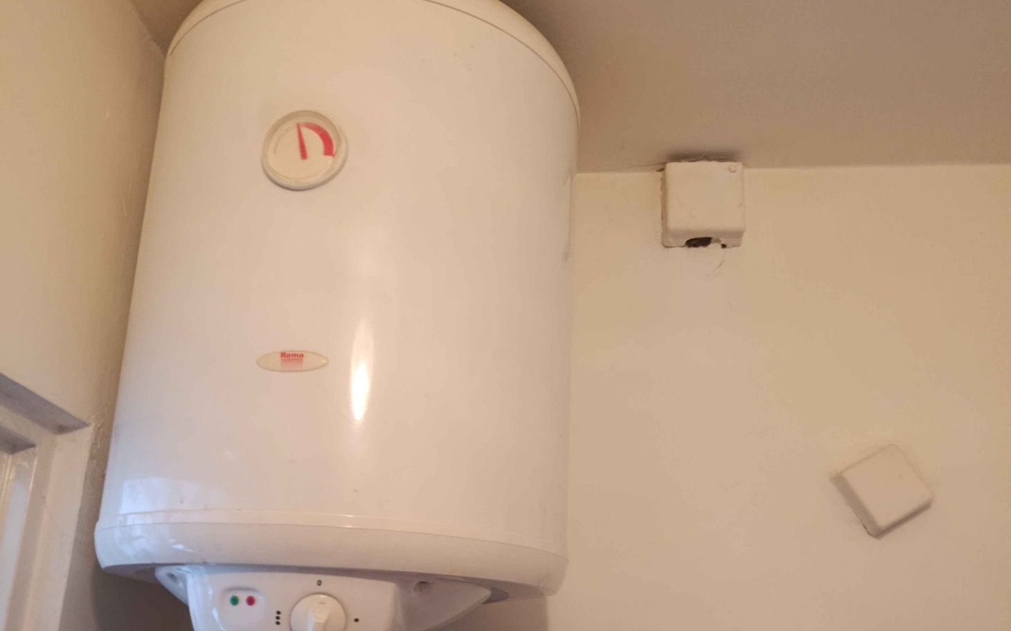 
        Bojler zamontowany na ścianie, gotowy do użytku.
    