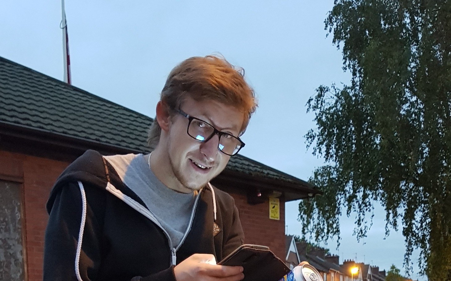 
        Mężczyzna w wózku inwalidzkim, z poważnym wyrazem twarzy.
    