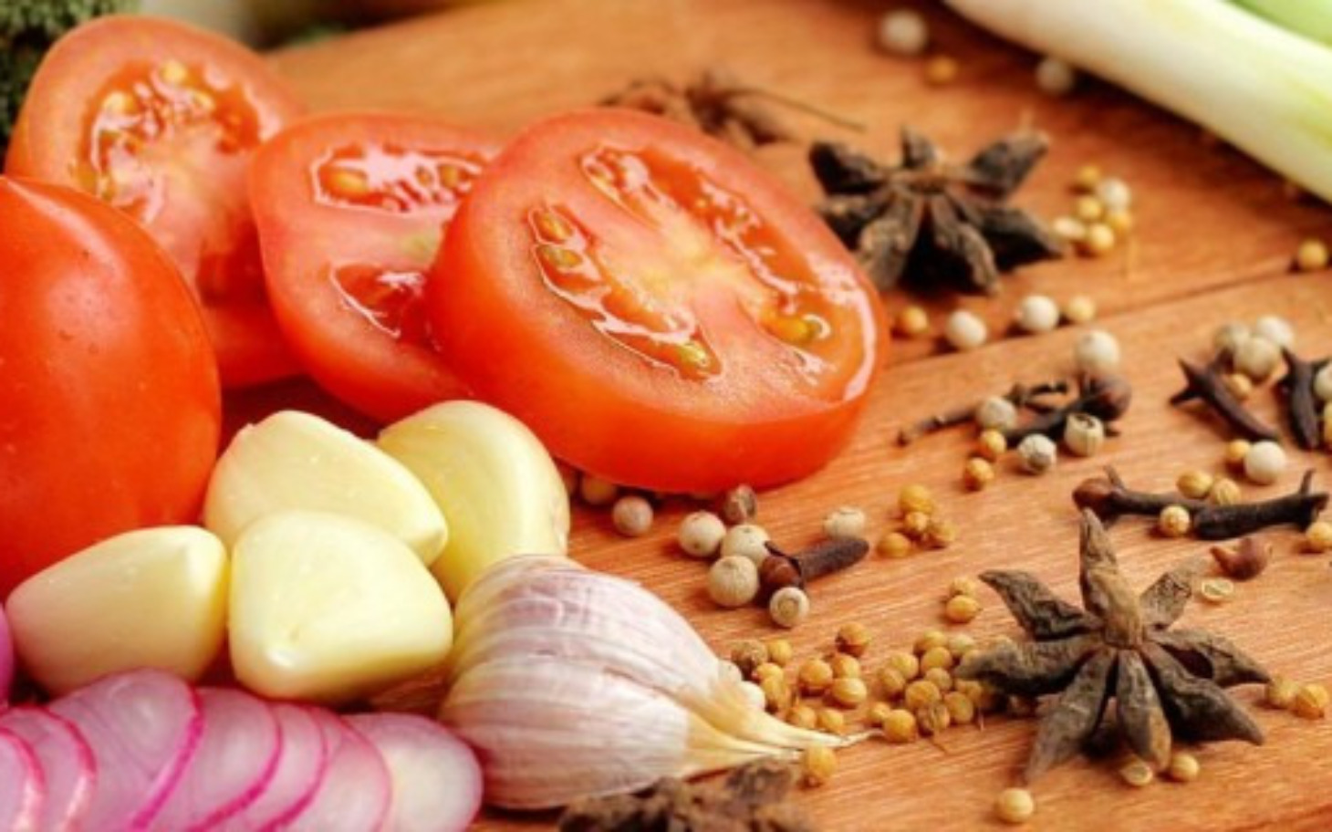 
        Świeże warzywa i przyprawy na drewnianym blacie.
    