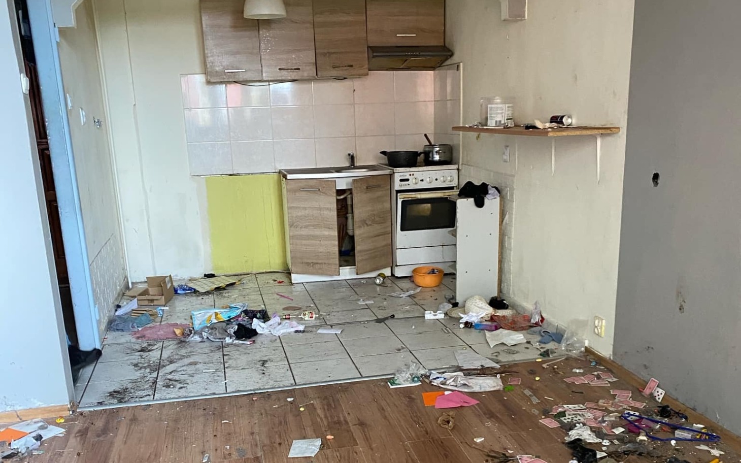 
        Zniszczona kuchnia, z bałaganem i brudnymi naczyniami.
    