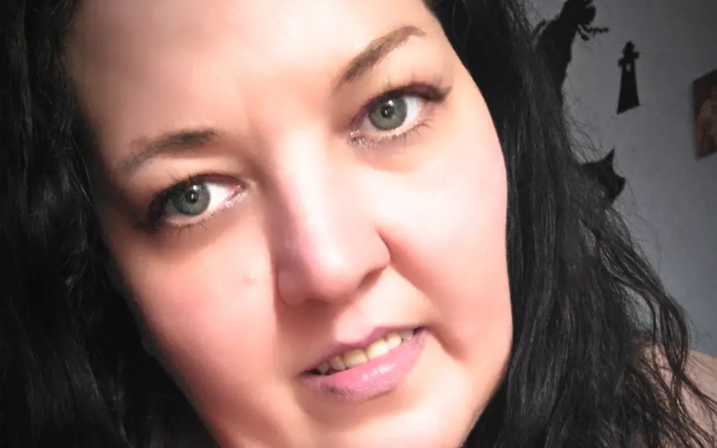 
        Kobieta z długimi włosami i uśmiechem.
    