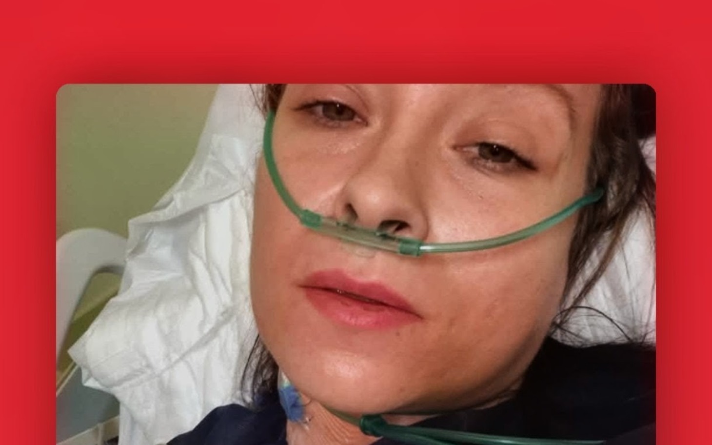 
        Pacjentka na luzie z maseczką na nosie, w szpitalnym łóżku.
    