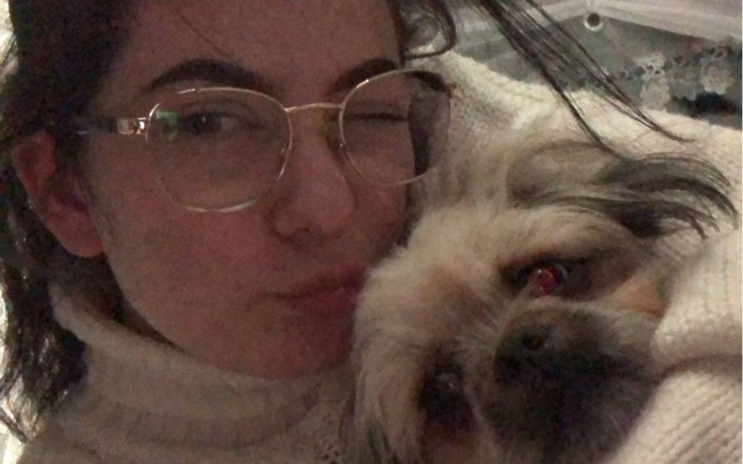 
        Młoda kobieta przytulająca psa, obie uśmiechnięte.
    