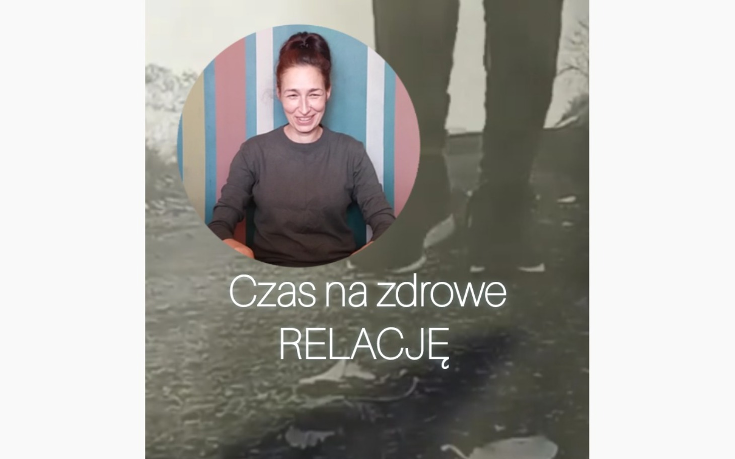 
        Kobieta uśmiechająca się, zachęcająca do zdrowych relacji.
    