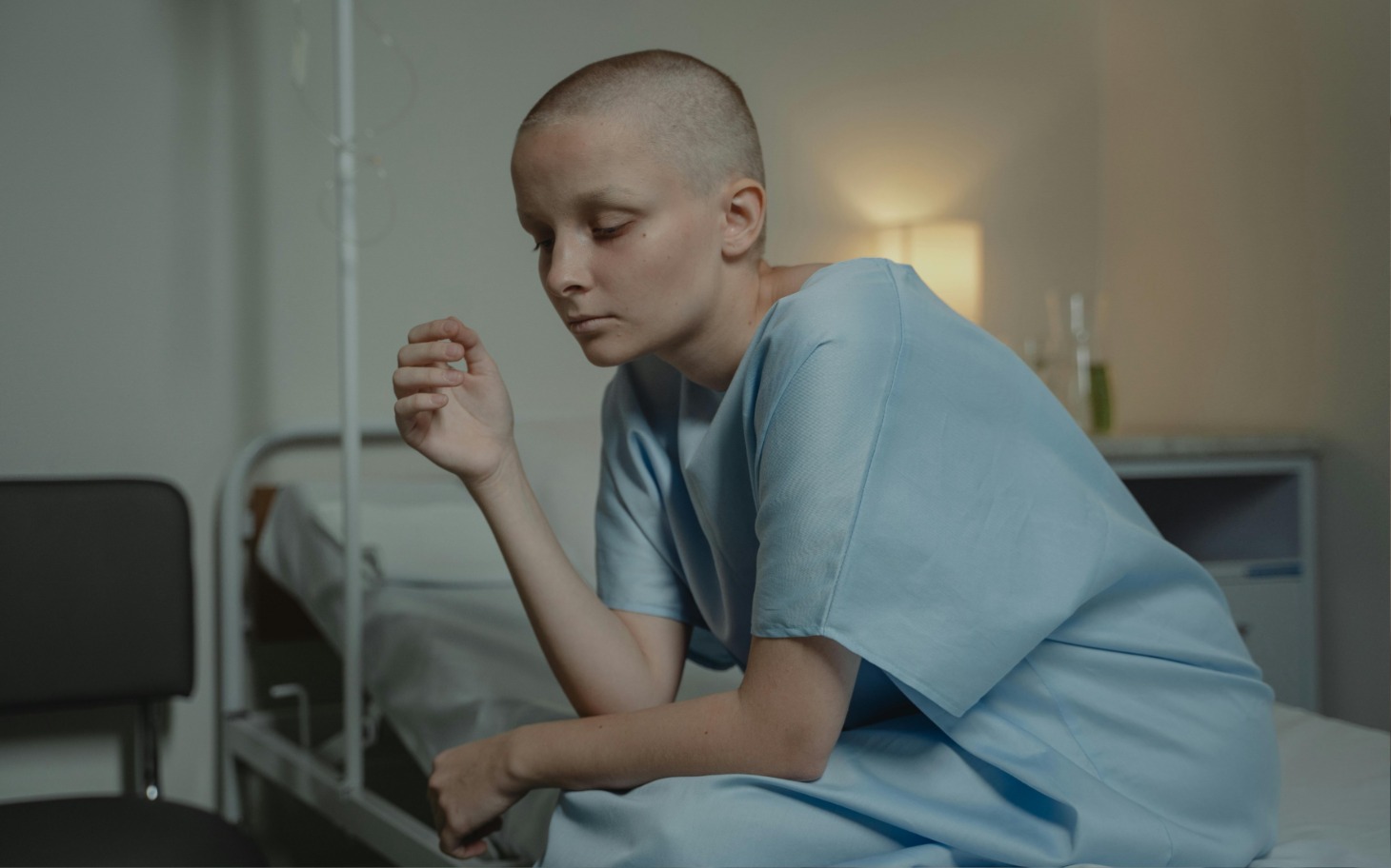 
        Młoda kobieta w żółtej bluzce z różowym kapeluszem, plener.
    