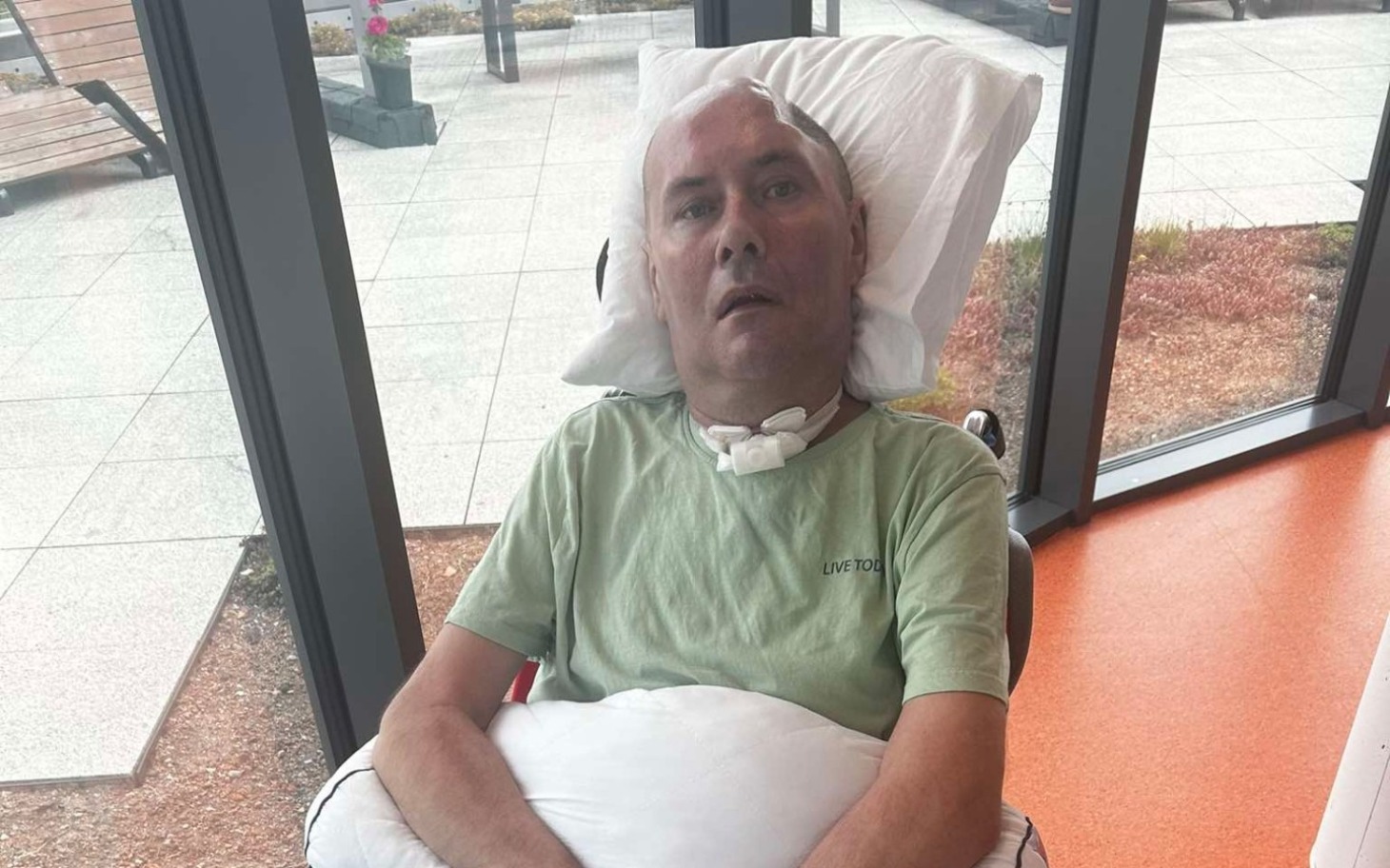 
        Mężczyzna na wózku, w trudnej sytuacji zdrowotnej.
    