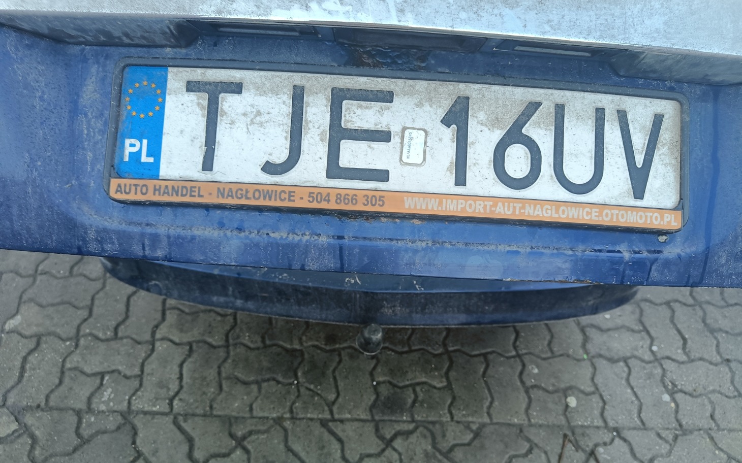 
        Tablica rejestracyjna samochodu z numerem TJE16UV.
    