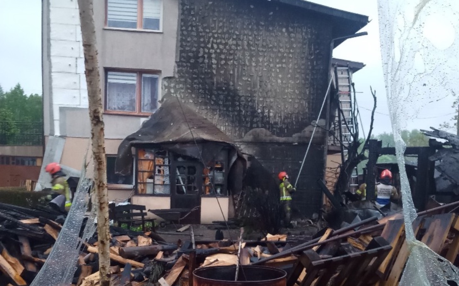 
        Zniszczony dom po pożarze, z widocznymi śladami zniszczeń.
    