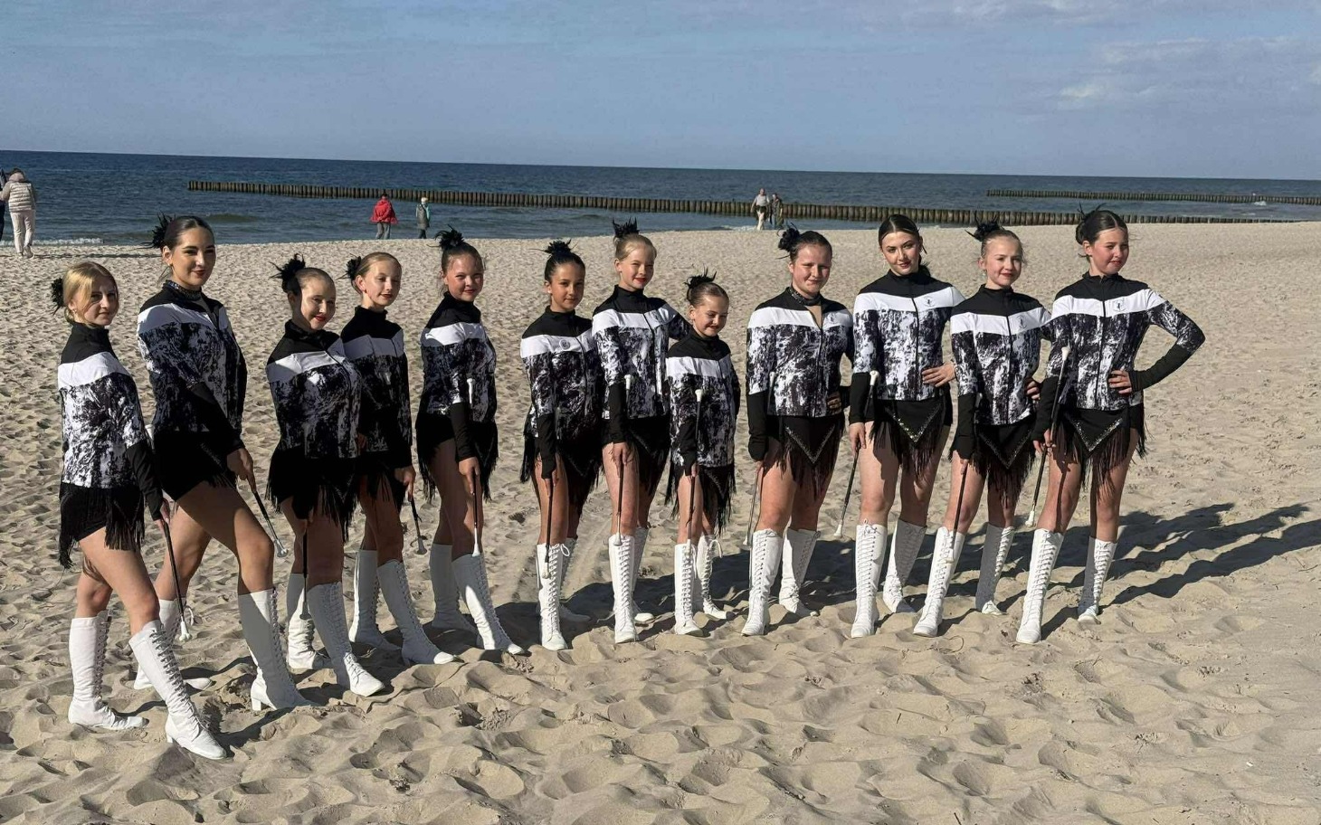 
        Grupa dziewcząt w strojach na plaży.
    