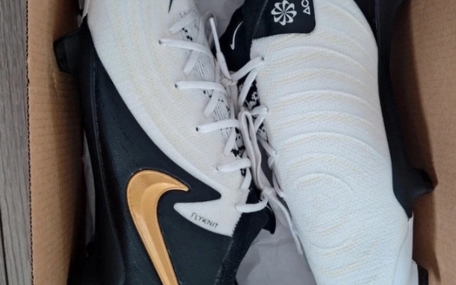 
        Nowe buty piłkarskie w pudełku.
    