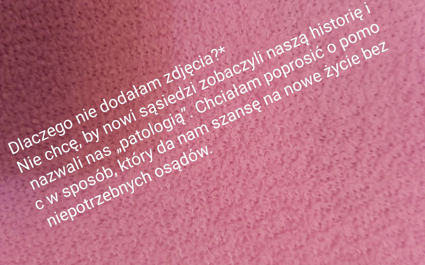 
        Zdjęcie z tekstem o sąsiedzkich osądach i chęci zmiany sytuacji.
    