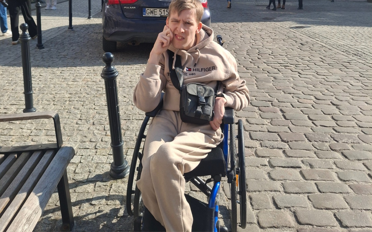 
        Stary samochód Volvo zaparkowany w lesie.
    