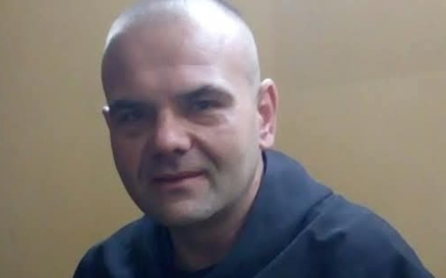 
        Mężczyzna z krótkimi włosami w czarnym kapturze.
    