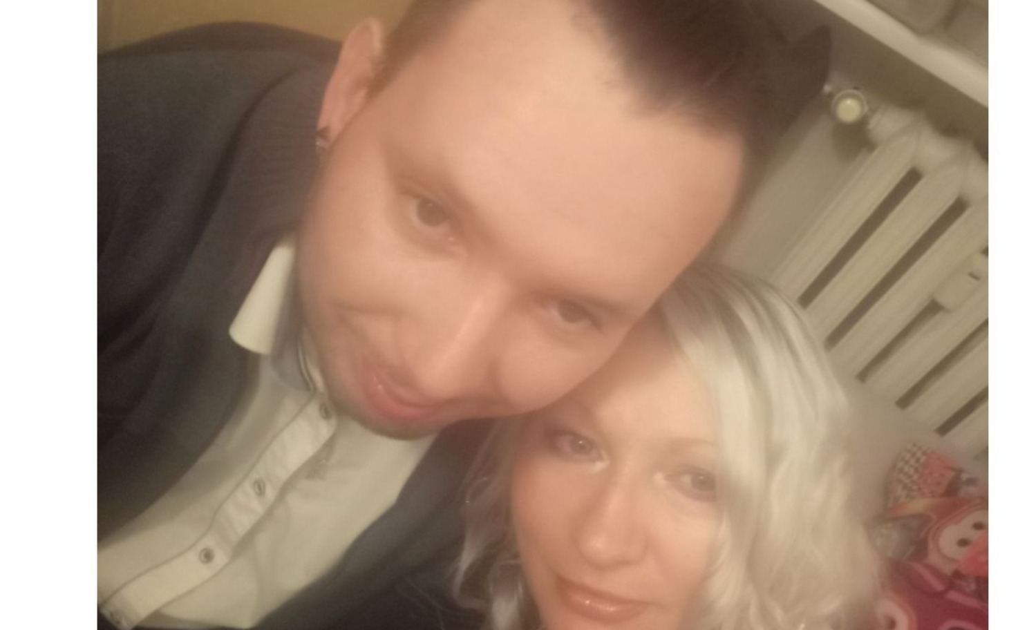
        Para pozująca do zdjęcia w przytulnym otoczeniu.
    