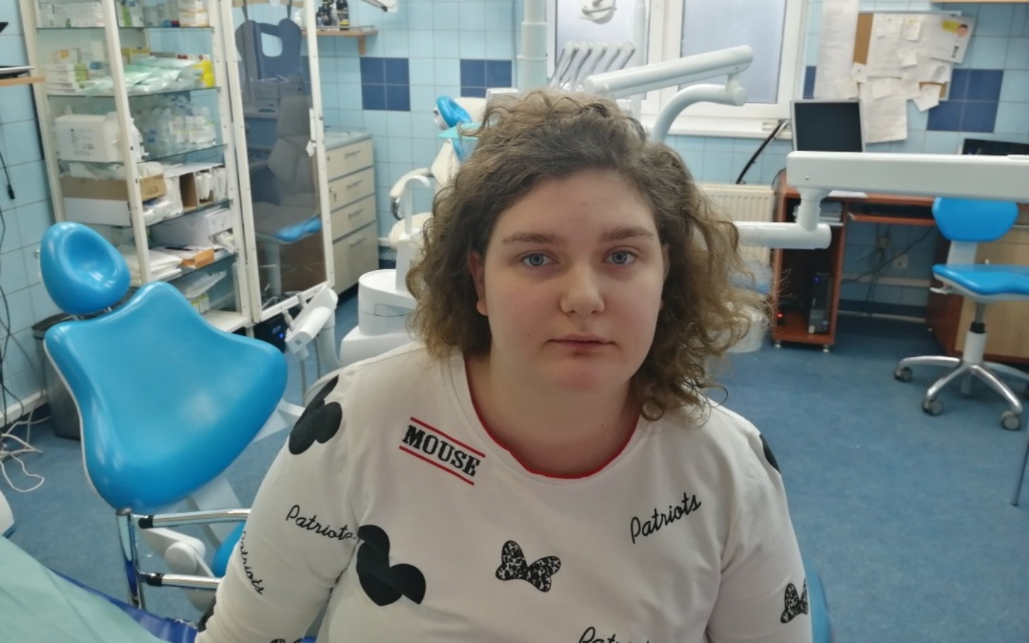 
        Młoda dziewczyna w gabinecie dentystycznym, czekająca na wizytę.
    