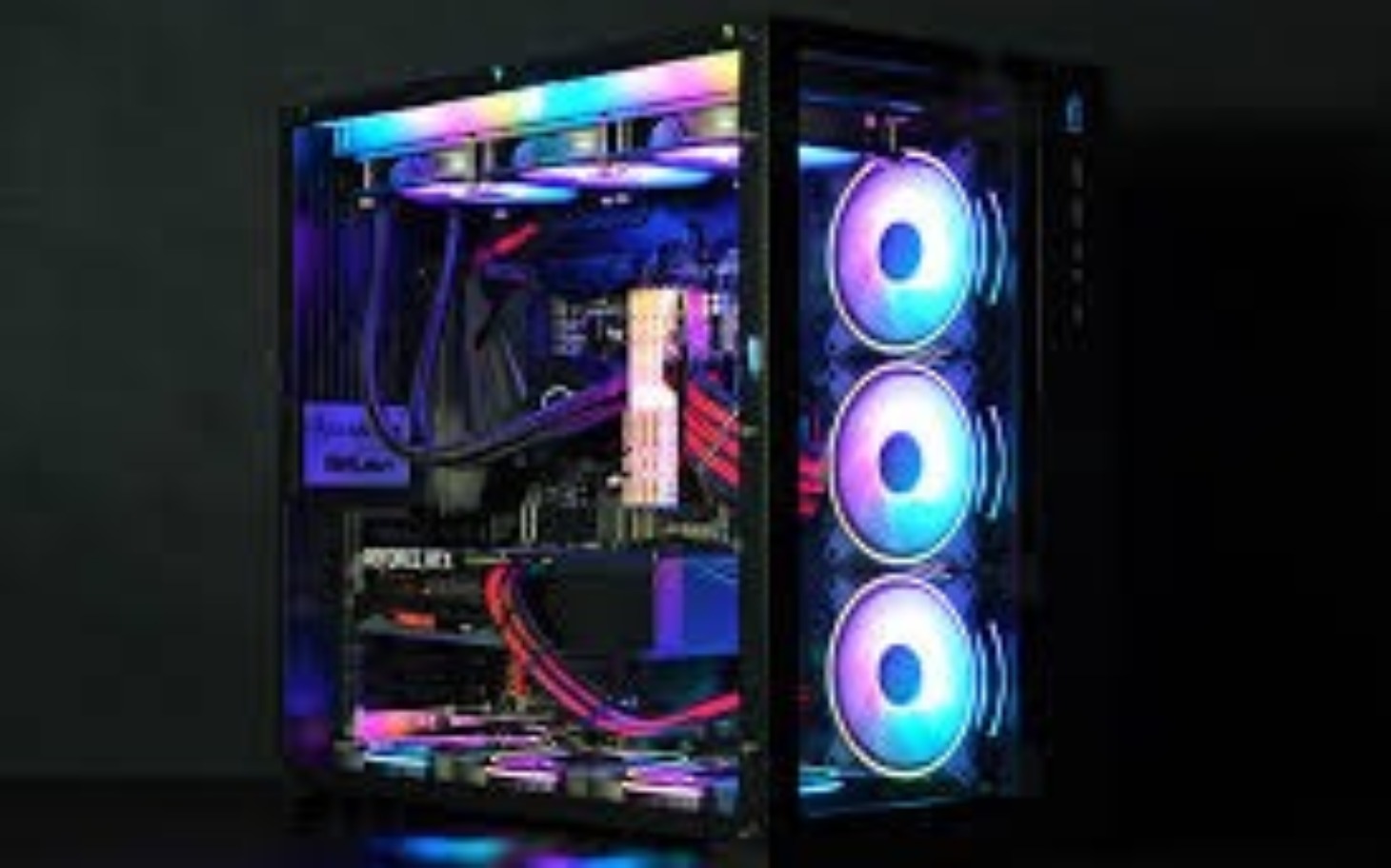 
        Nowoczesna obudowa komputera z podświetleniem RGB.
    