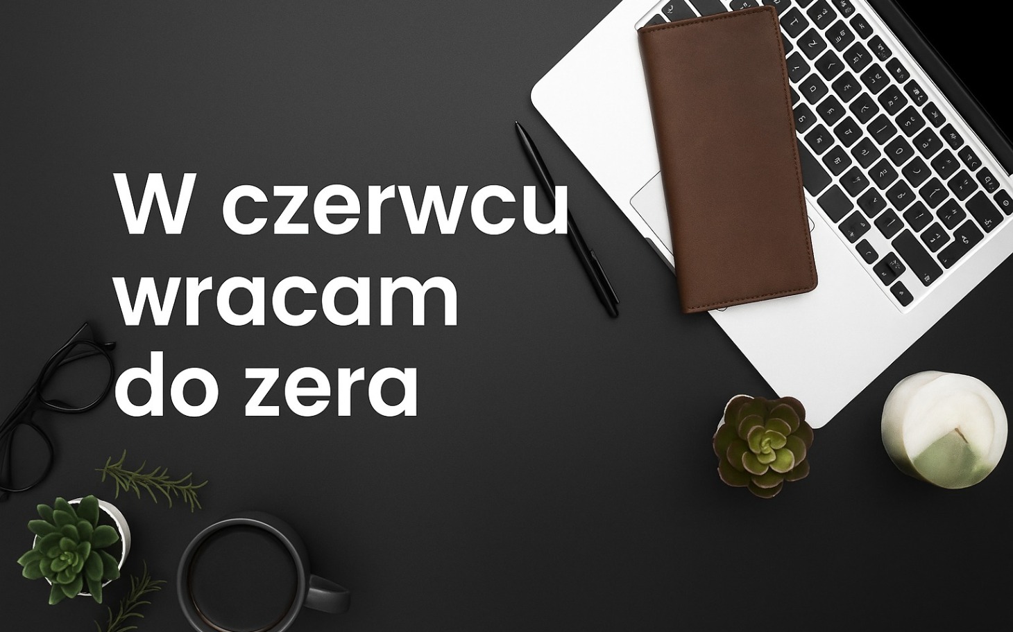 
        Laptop z notatnikiem i roślinami na biurku.
    