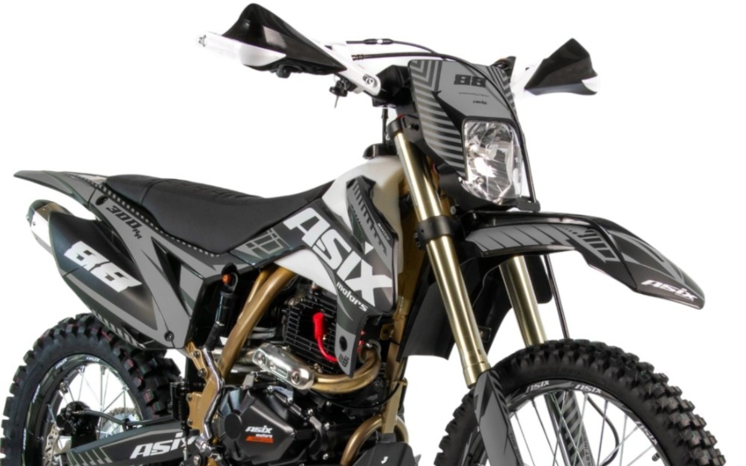 
        Motocykl terenowy w nowoczesnym designie, gotowy do jazdy.
    