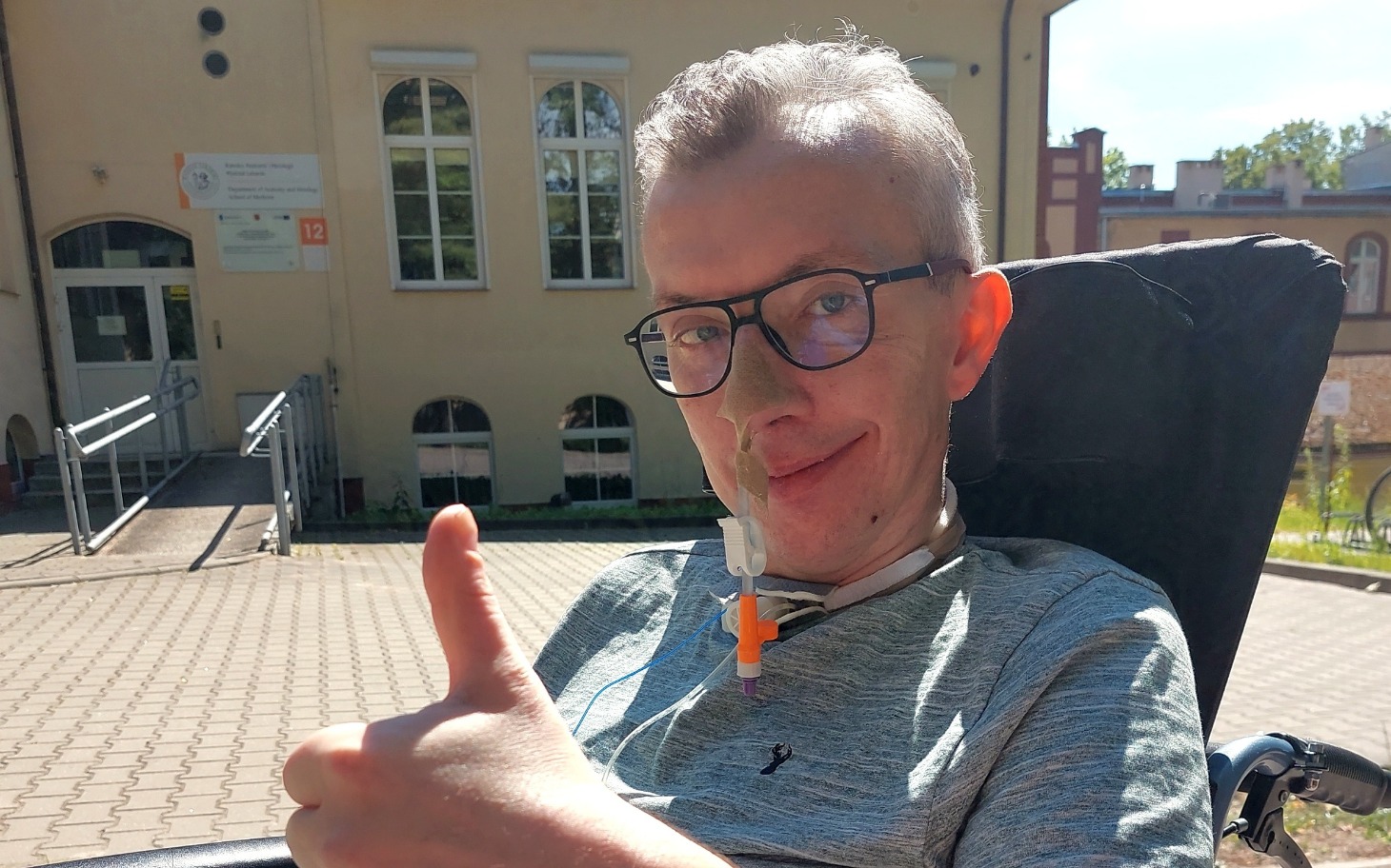 
        Grupa strażaków naprawiających dach budynku po burzy.
    