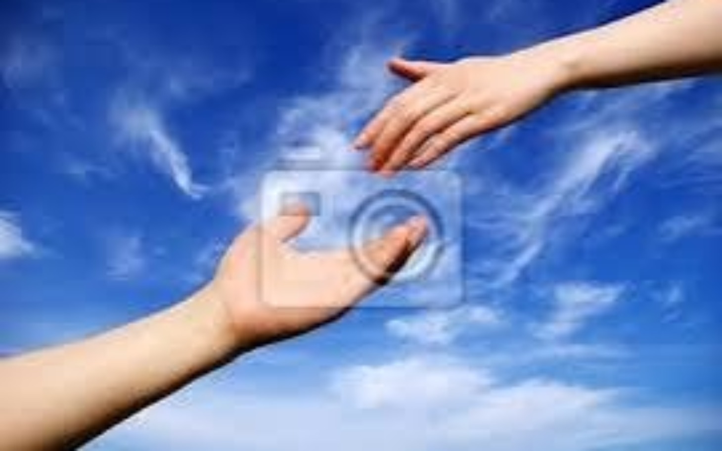 
        Dwie ręce sięgające do siebie na tle nieba.
    