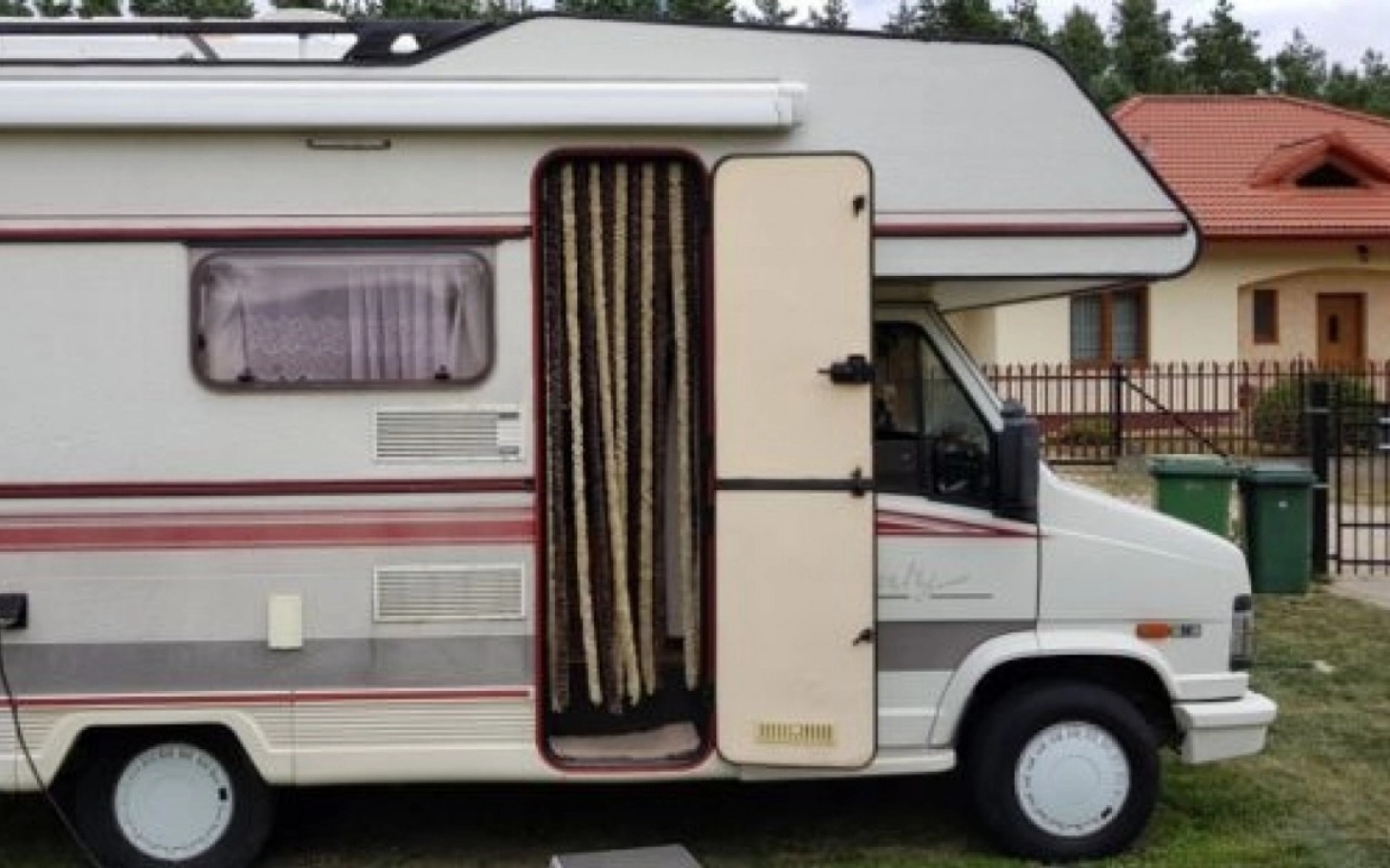 
        Kamper zaparkowany na terenie prywatnym.
    