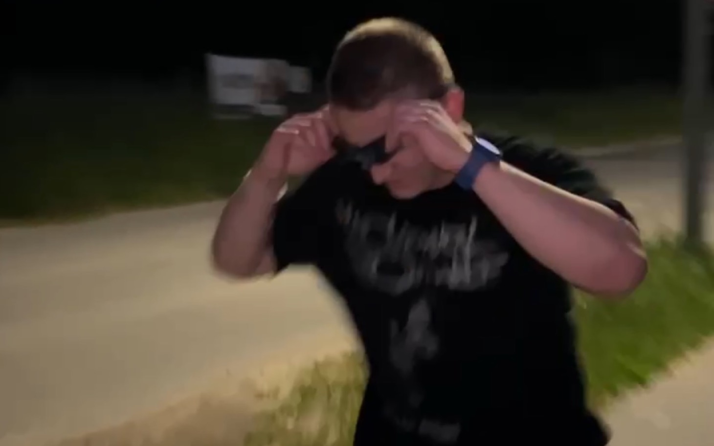 
        Mężczyzna w okularach przeciwsłonecznych, nocna sceneria.
    