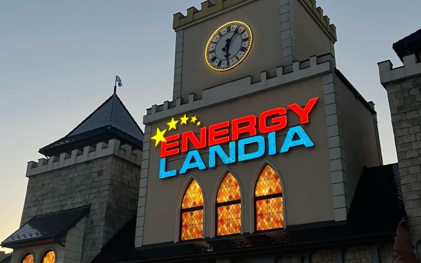 
        Widok na budynek Energylandii z zegarem na wieży.
    