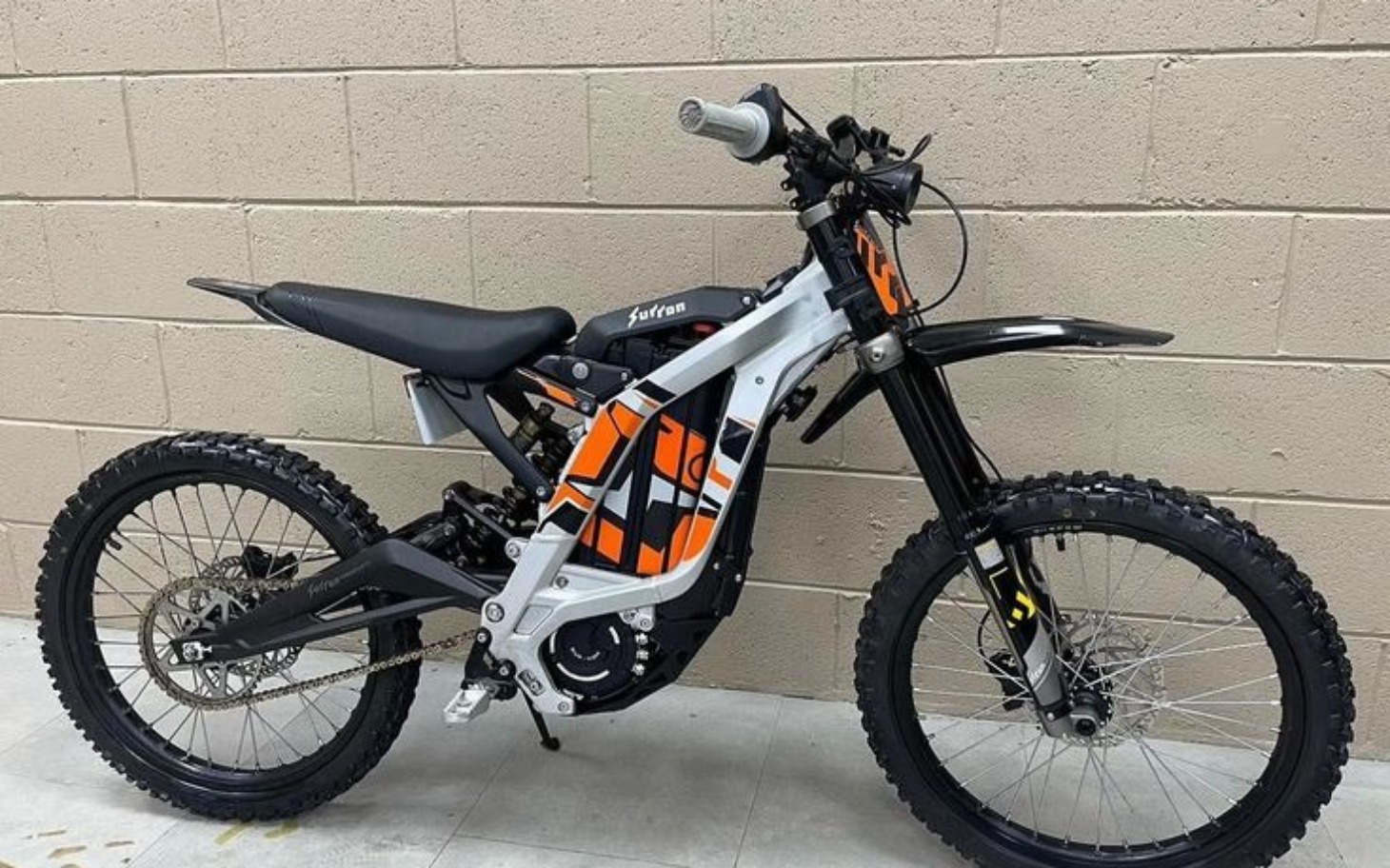 
        Motocykl elektryczny w stylu sportowym, gotowy do jazdy.
    
