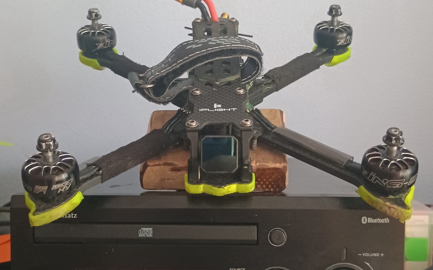 
        Dron na stole, nowoczesna technologia w akcji.
    