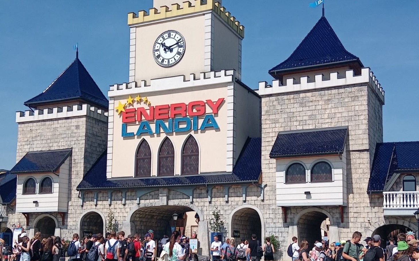 
        Zamek z napisem 'ENERGYLANDIA' na tle nieba.
    