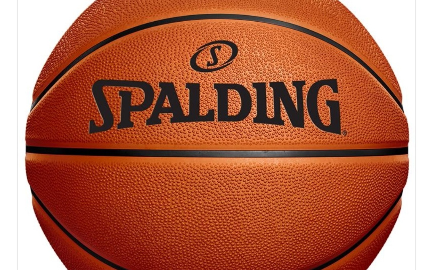 
        Koszyk z piłką do koszykówki marki Spalding.
    