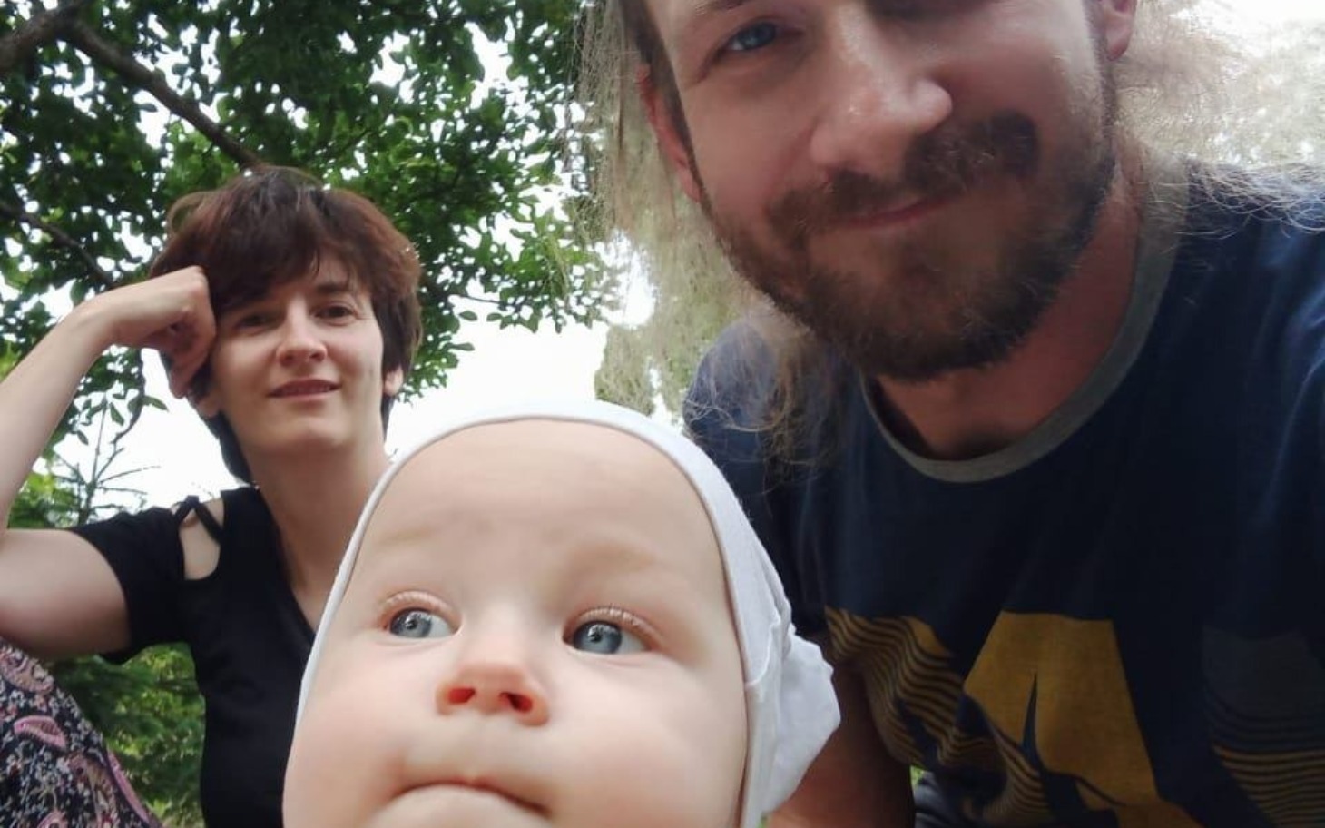 
        Rodzina na zdjęciu selfie z małym dzieckiem.
    