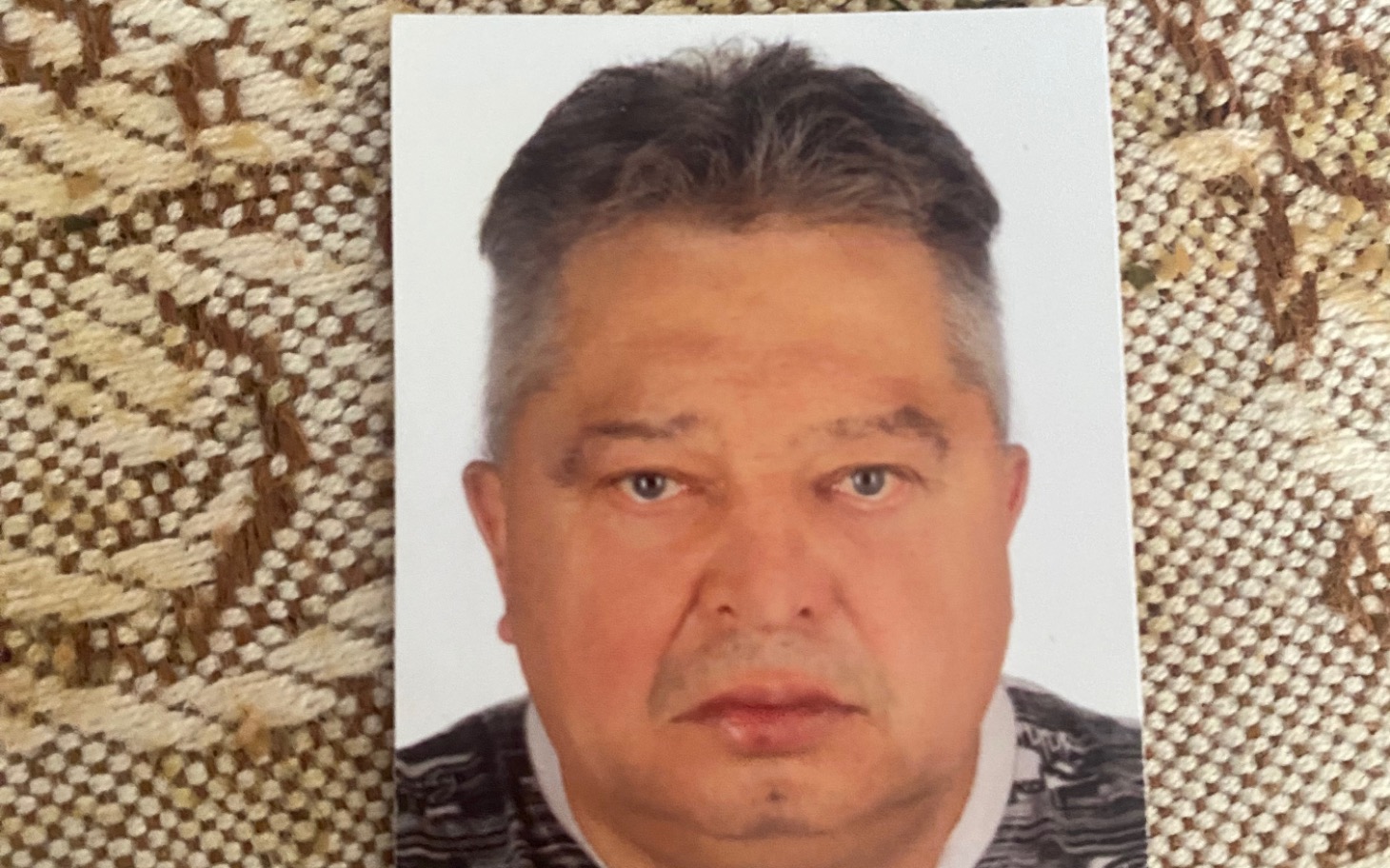 
        Zdjęcie mężczyzny z poważnym wyrazem twarzy.
    