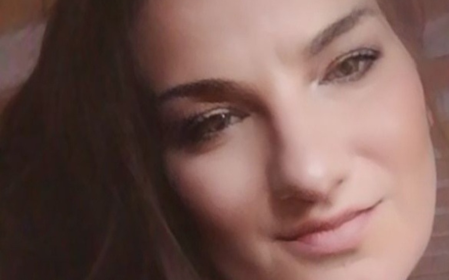 
        Portret kobiety z delikatnym uśmiechem.
    
