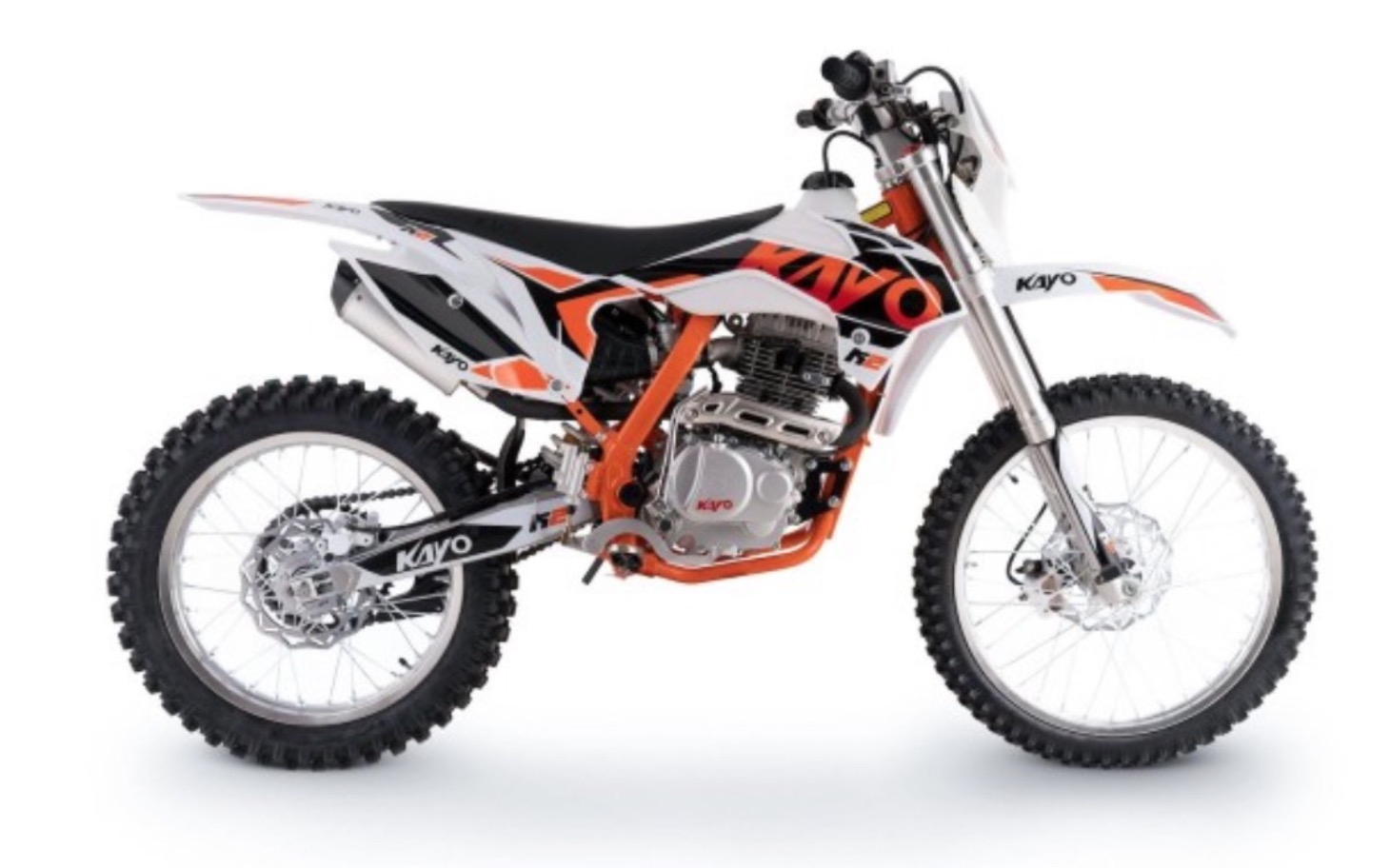 
        Motocykl terenowy Kayo, gotowy do jazdy po trudnym terenie.
    