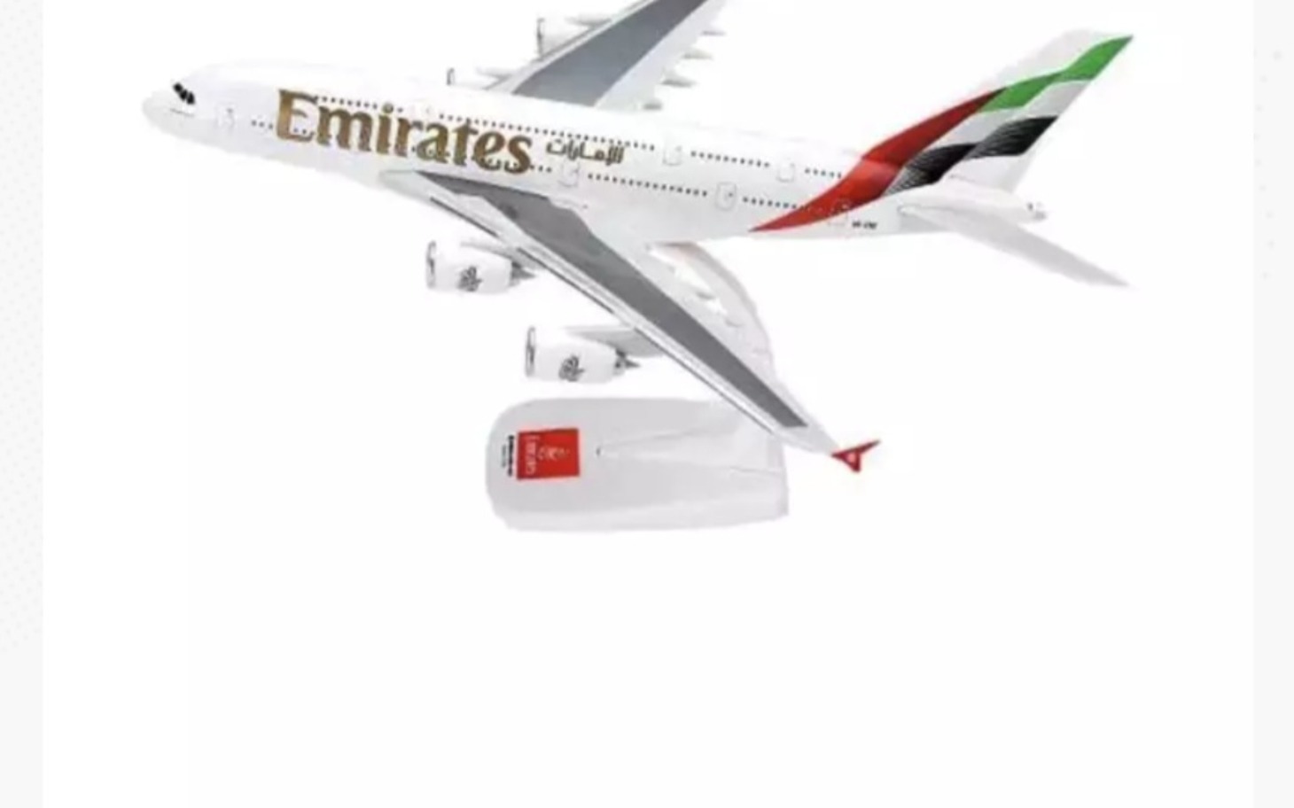 
        Model samolotu Emirates w locie, z charakterystycznymi barwami.
    