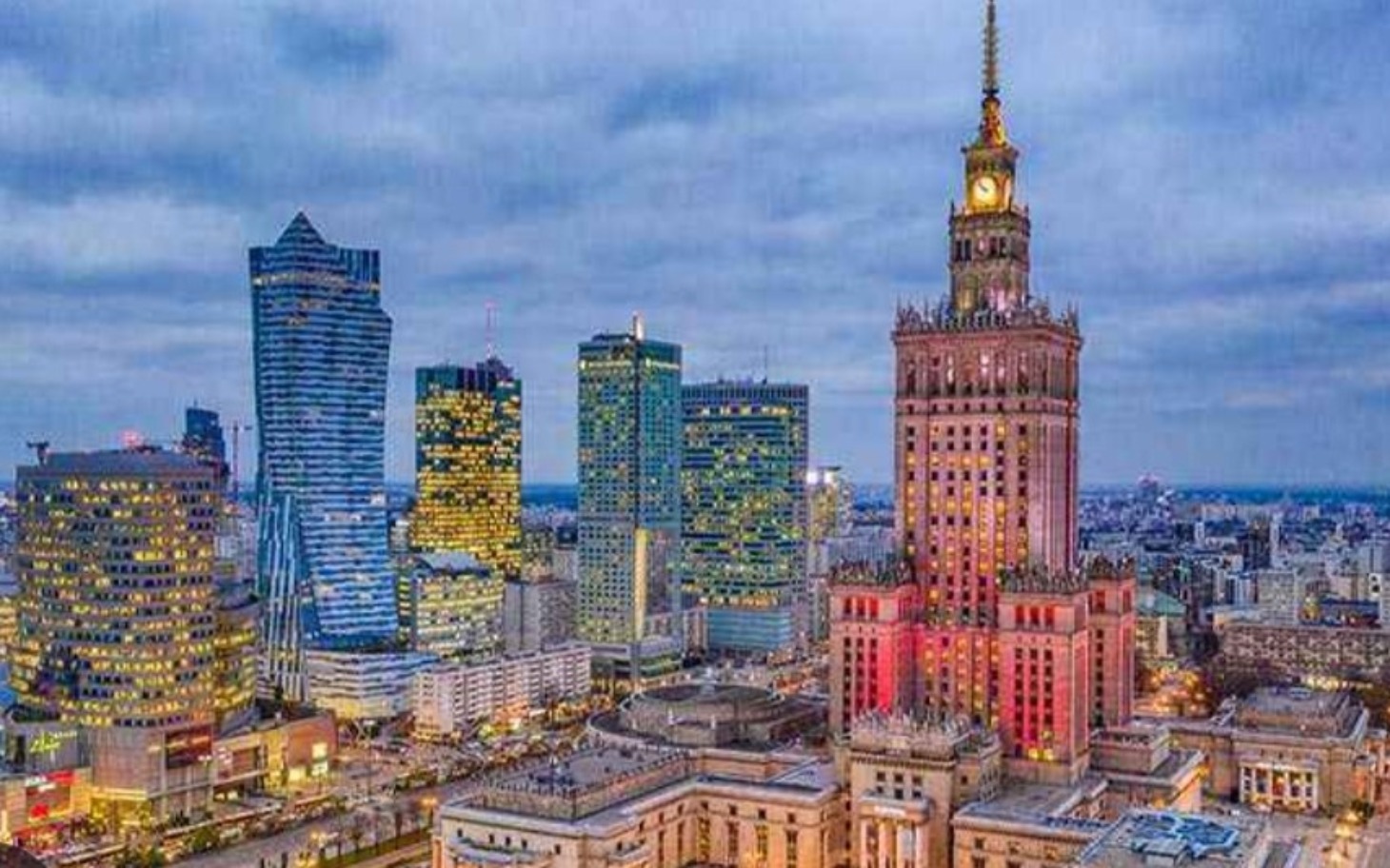 
        Panorama Warszawy z widokiem na Pałac Kultury i Nowoczesne wieżowce.
    