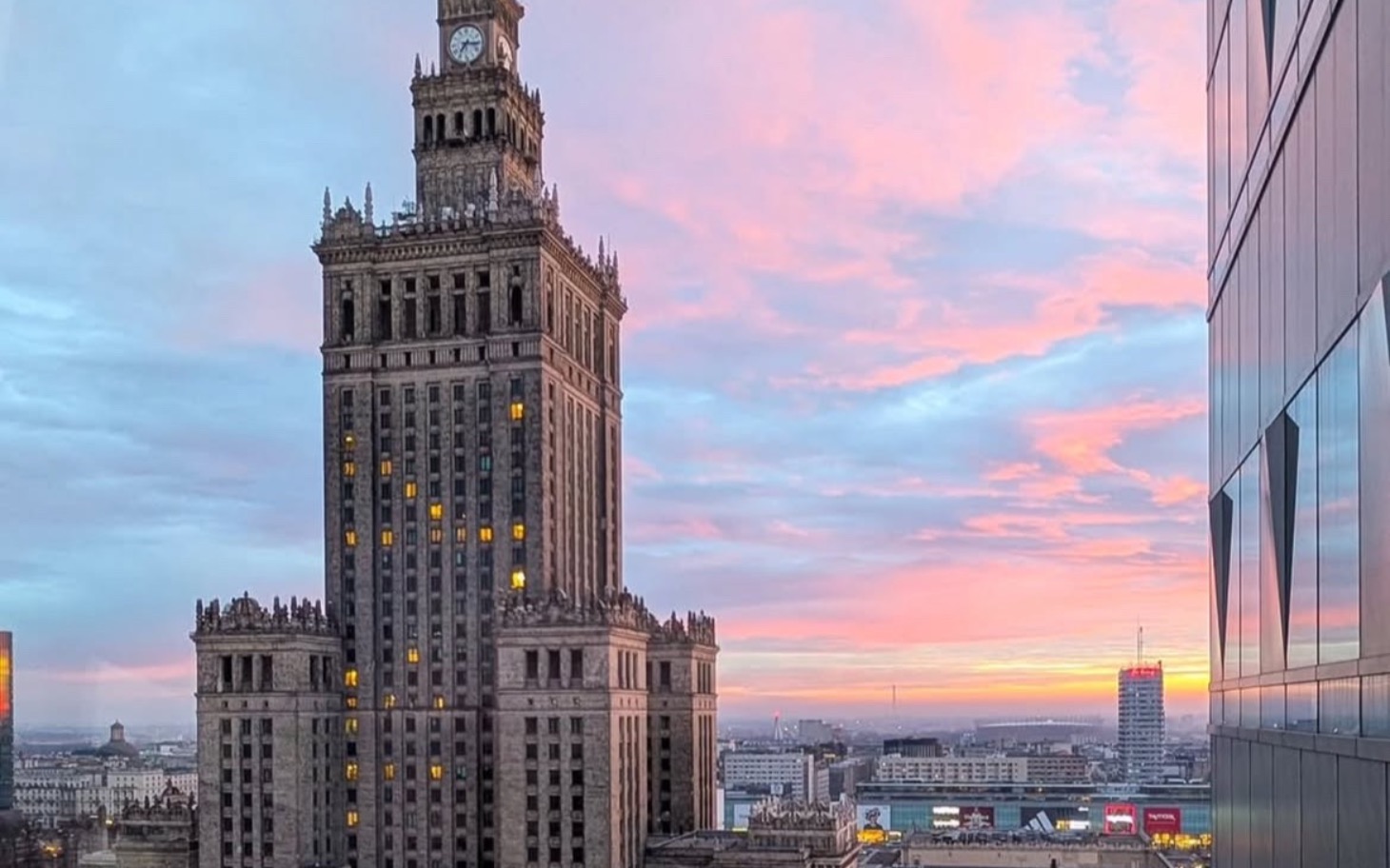 
        Warszawski Pałac Kultury i Nauki o zachodzie słońca.
    