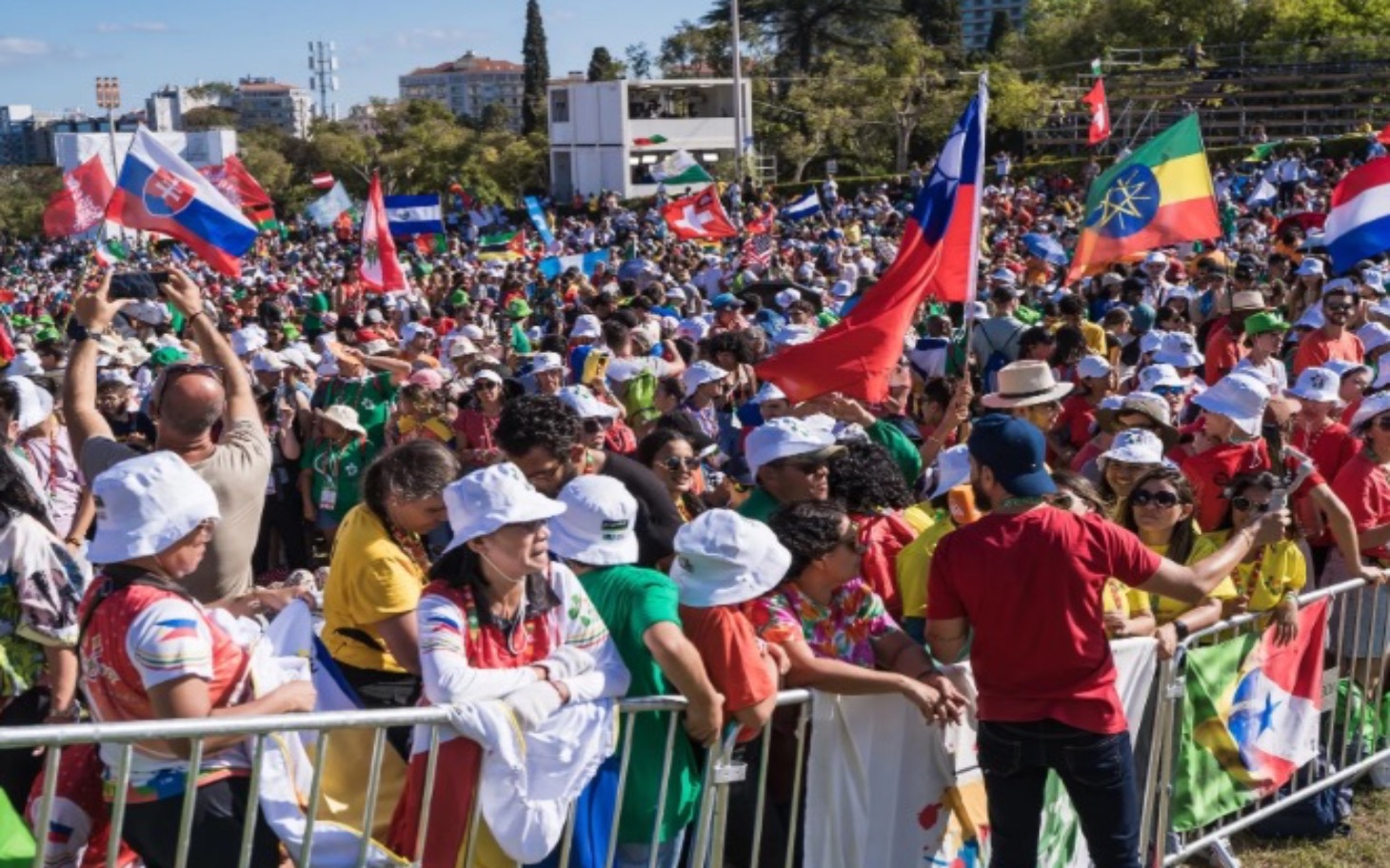 
        Tłum ludzi z flagami na festiwalu lub wydarzeniu.
    