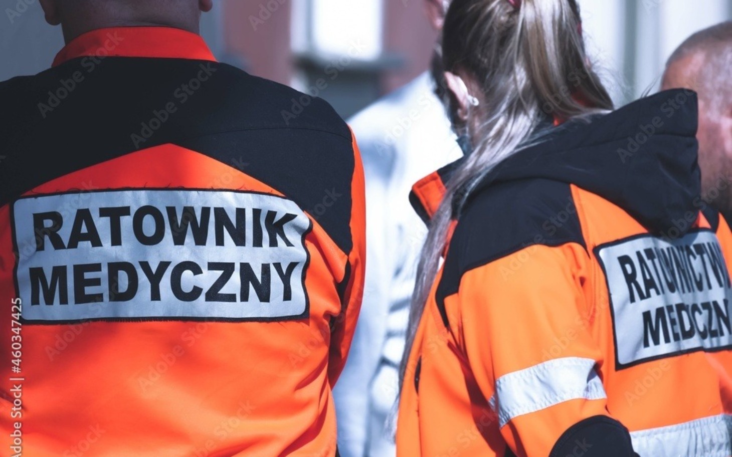 
        Ratownicy medyczni w pomarańczowych kurtkach na akcji.
    