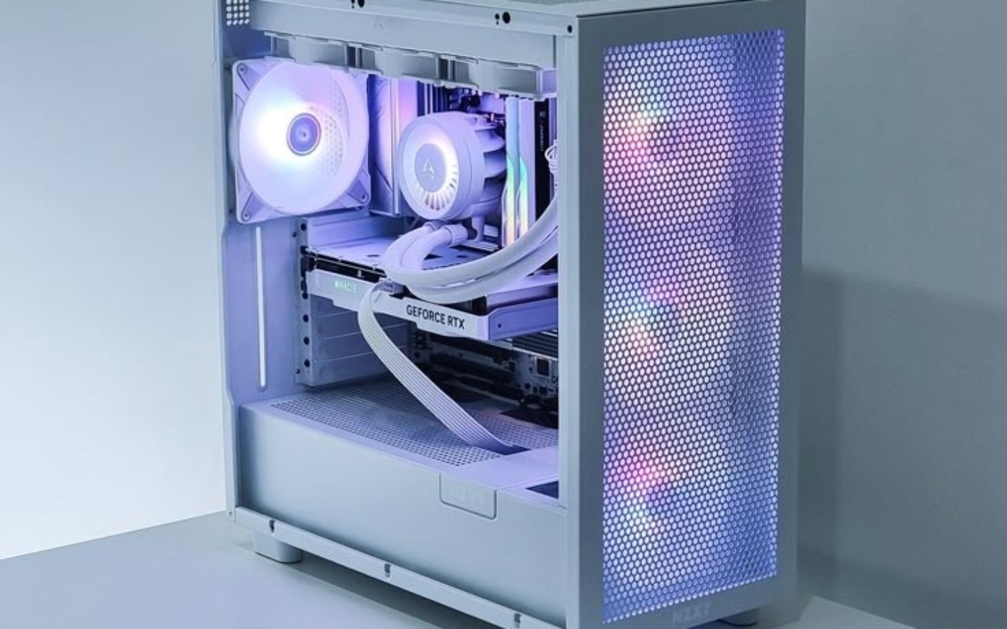 
        Nowoczesna obudowa komputera z podświetleniem LED.
    