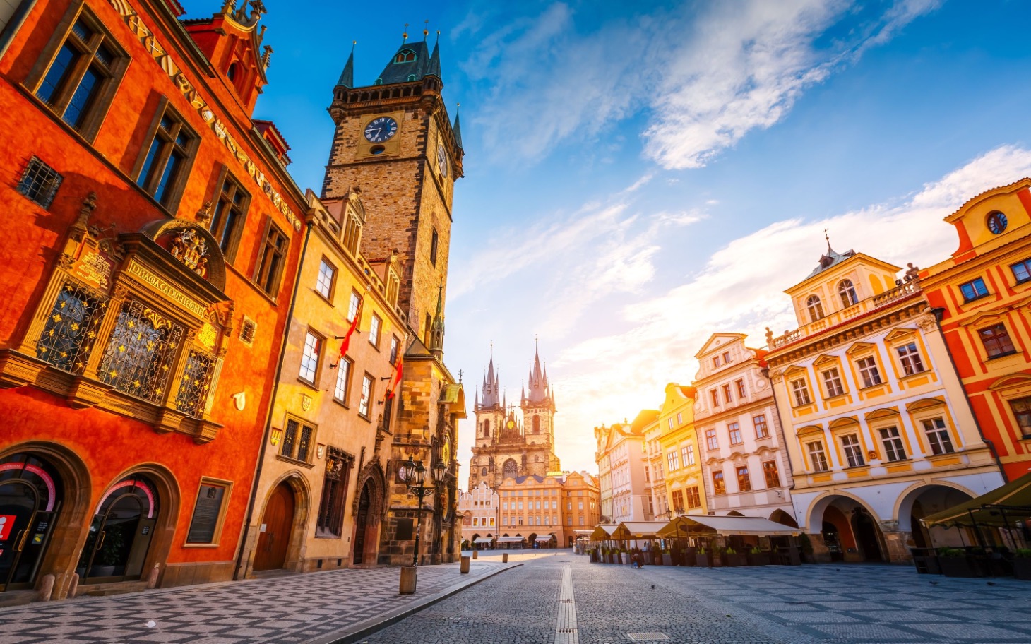 
        Widok na Rynek w Pradze z piękną architekturą.
    