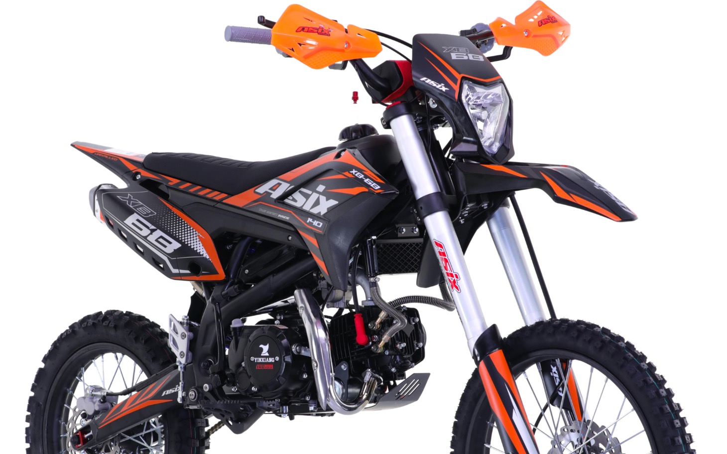 
        Motocykl terenowy z pomarańczowymi akcentami.
    