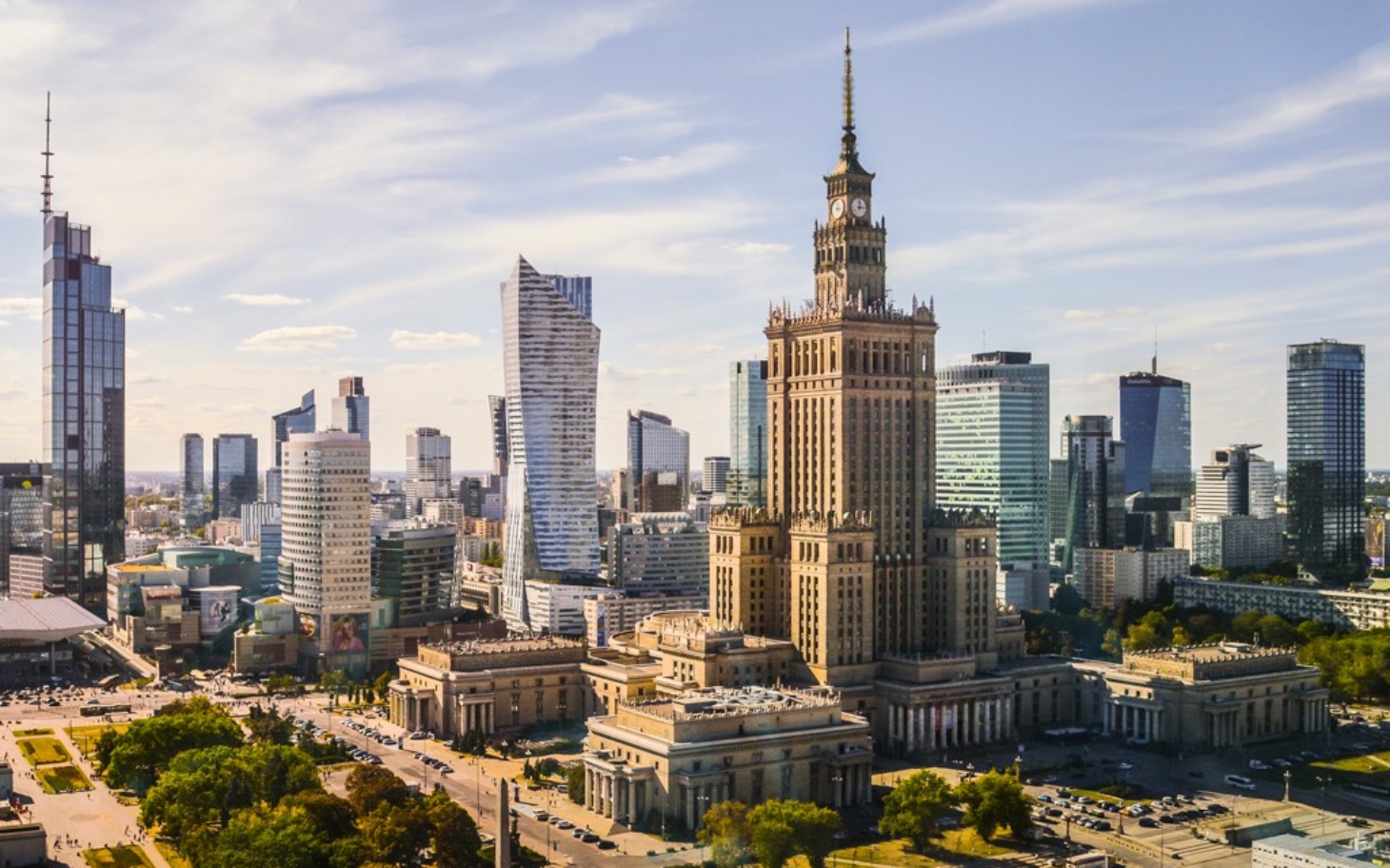 
        Widok na Warszawę z Pałacem Kultury w centrum.
    