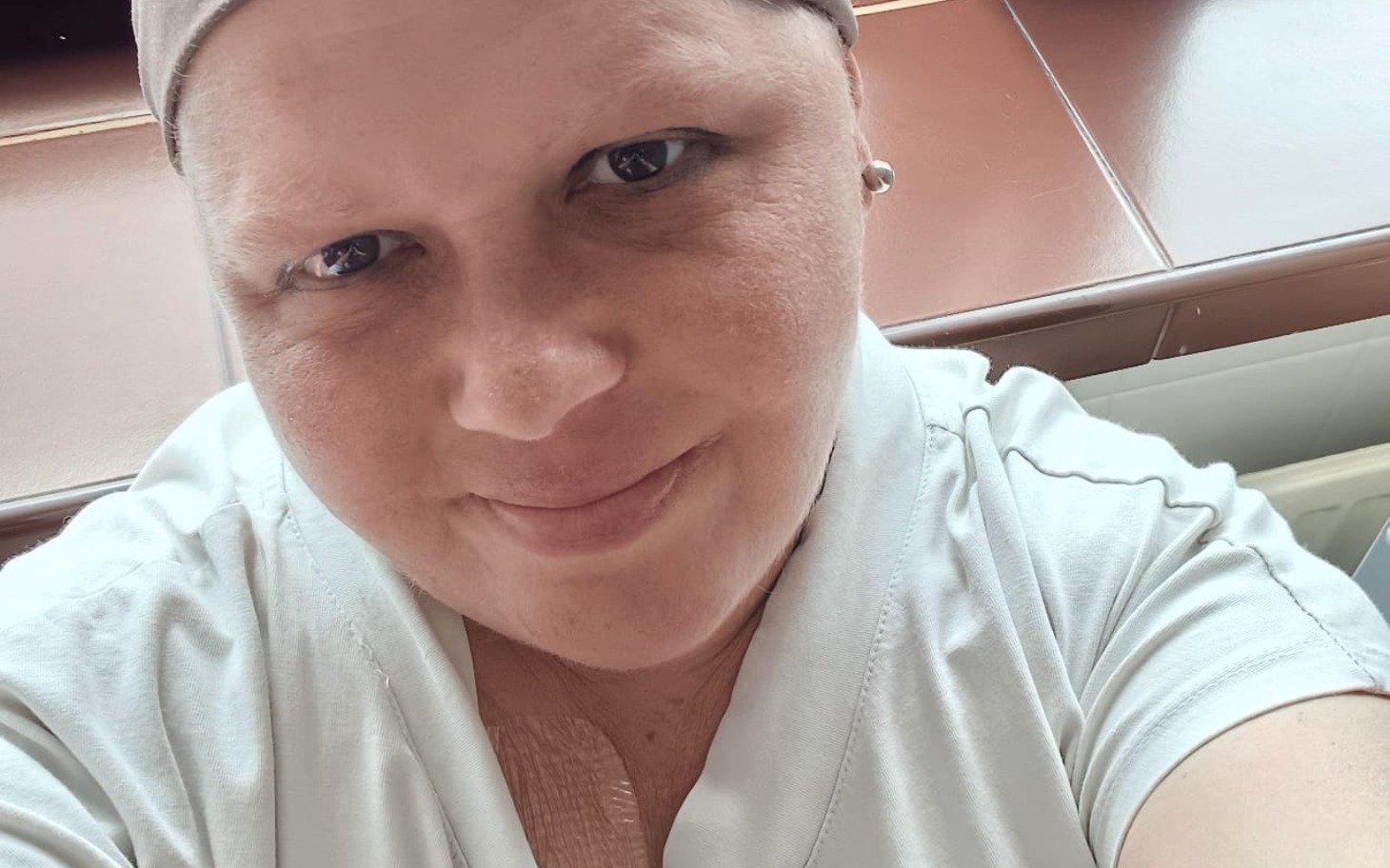 
        Kobieta w białej koszuli, uśmiechająca się do kamery.
    
