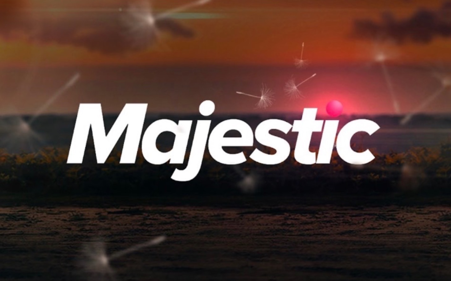 
        Logo 'Majestic' na tle zachodzącego słońca.
    