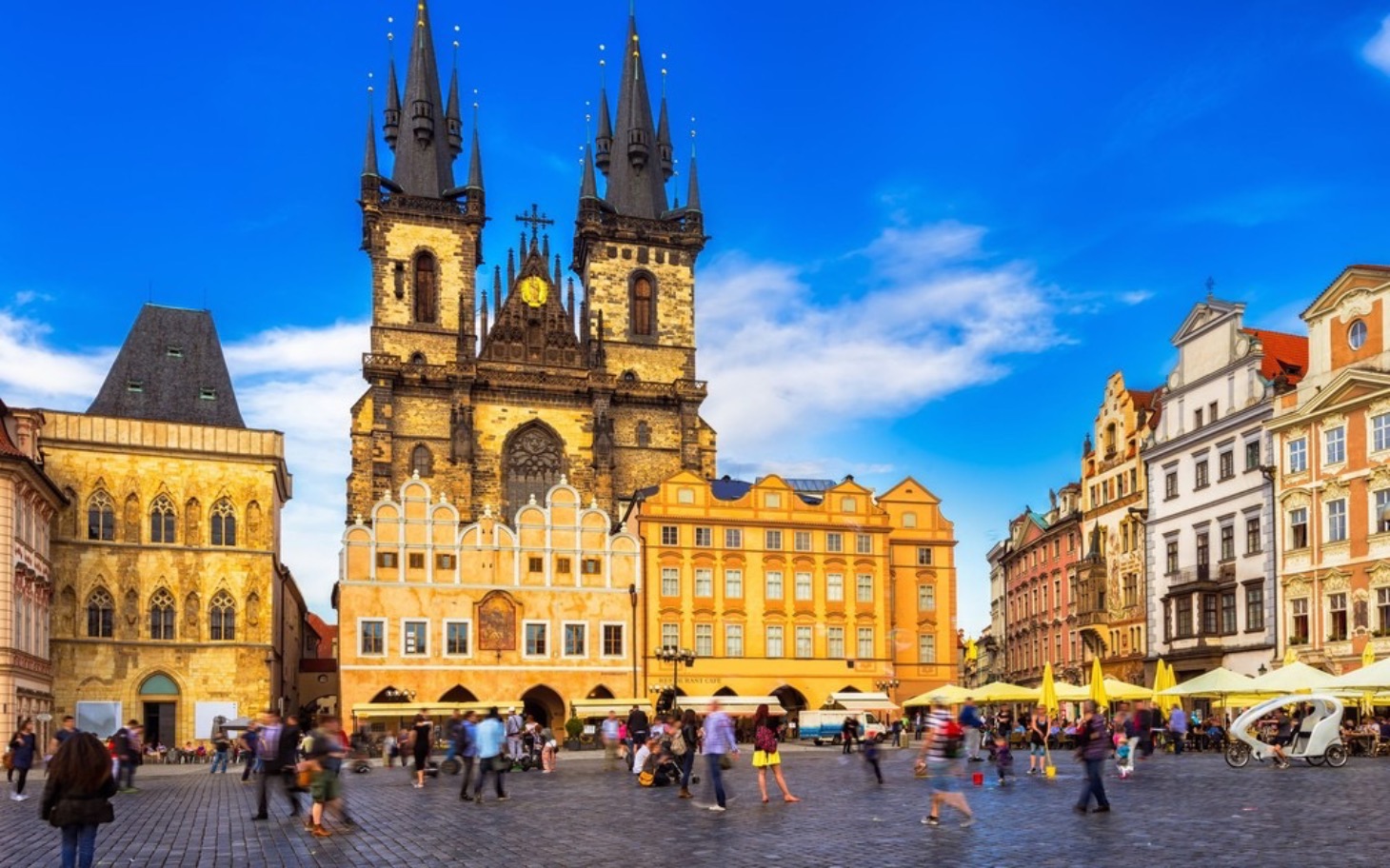 
        Widok na Rynek w Pradze z piękną architekturą.
    