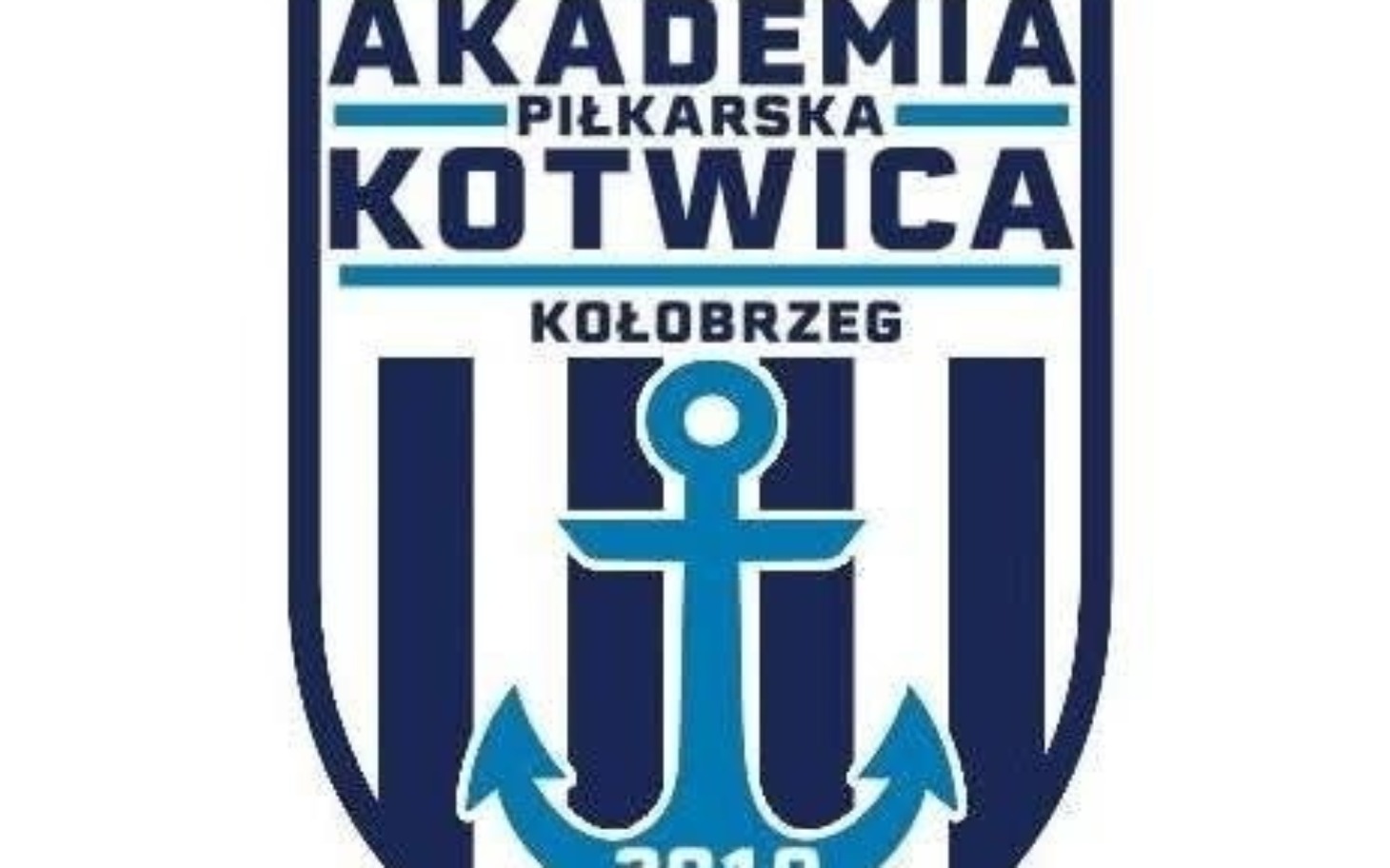 
        Logo Akademii Piłkarskiej Kotwica Kołobrzeg z kotwicą.
    