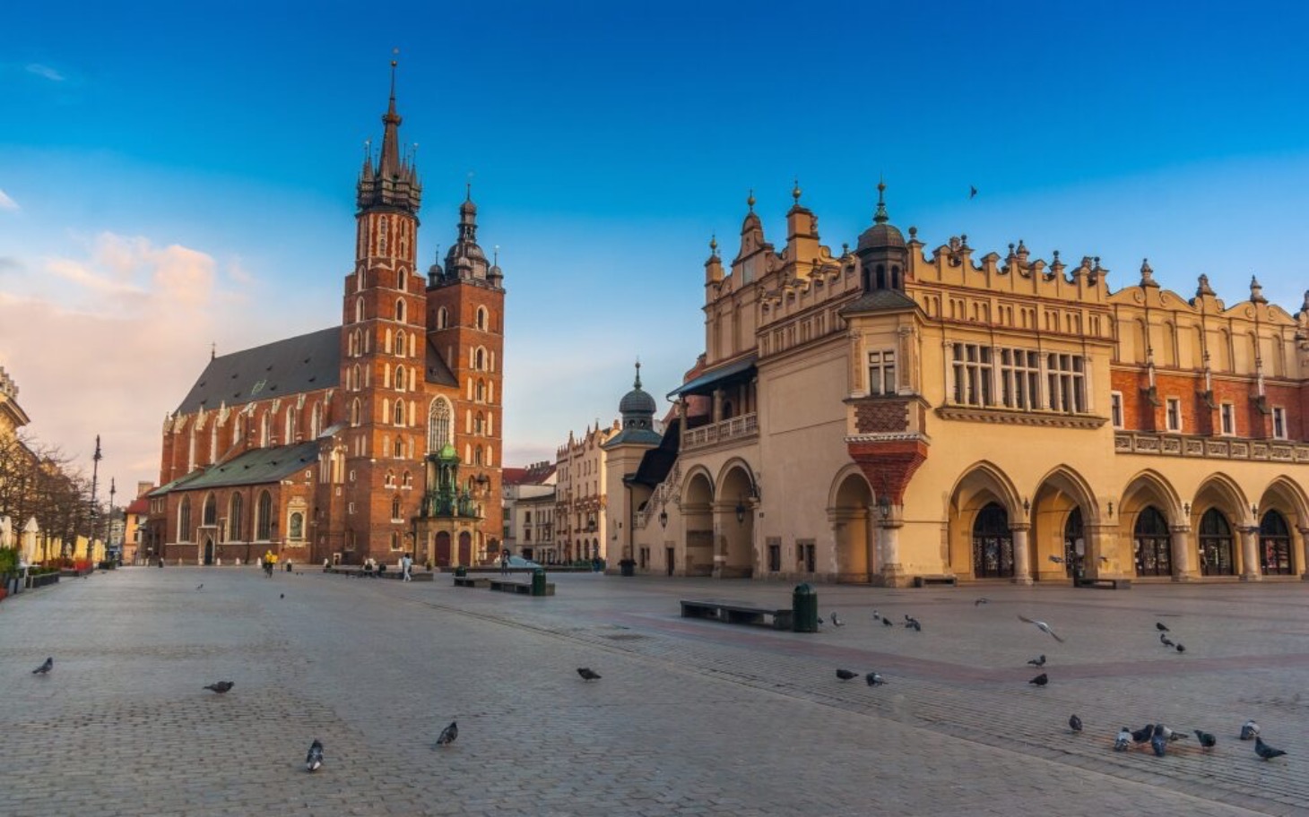 
        Panorama Krakowa z Kościołem Mariackim i Sukiennicami.
    